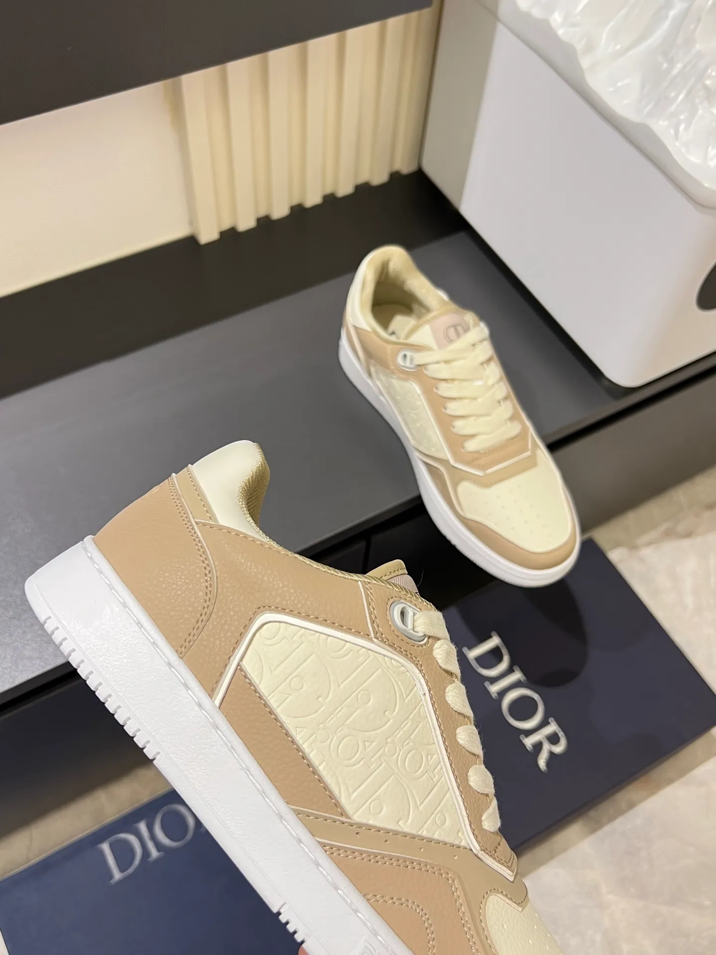 Men's shoes 💰p400 "Dio*" mid-top B27 casual sneakers. This B27 high-top sneaker is a new product in the series and continues Di*r's classic style. Crafted from gray and white smooth calf leather with beige and black Oblique print panels on the sides. The "CD Icon" shaped shoelace eyelets are clever and delicate, and the two-color rubber sole, rear collar and heel are all equipped with the brand's iconic details to enhance the style. Oblique printed straps at the ankle allow for an adjustable fit to complement the overall design. Fashionable and versatile, it can complement any look. Create an exquisite design with unique dynamic vitality and modern atmosphere, presented in low-top and high-top styles. This new must-have shoe adds a new dimension to Dior's archive heritage, embodying modern elegance. Purchase the original version and make it 1:1. If you need top quality, please come to me! Male 38-44!